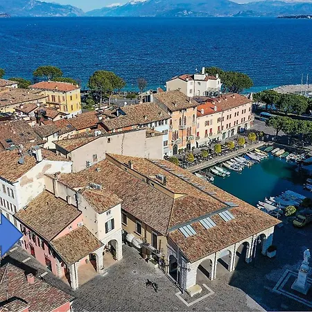 Desenzanoloft Stars In A Main Square * Desenzano del Garda
