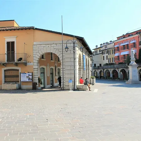 Lägenhet Desenzanoloft Stars In A Main Square Desenzano del Garda