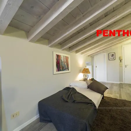Apartament Desenzanoloft Stars In A Main Square Desenzano del Garda